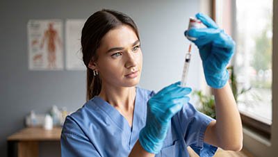 Ассистент врача набирает инъекцию