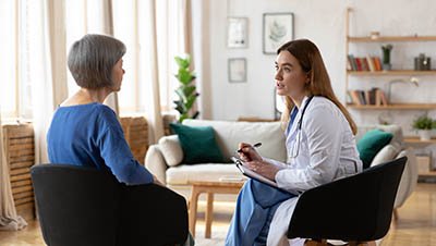 Пациент беседует с врачом дома